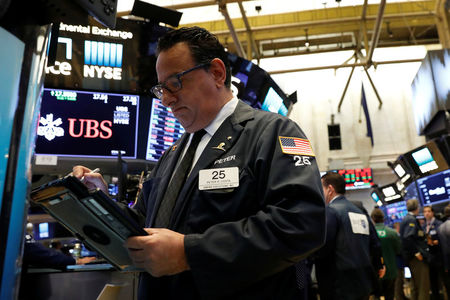 © Reuters. A trader works on the floor of the New York Stock Exchange (NYSE) in the Manhattan borough of New York City