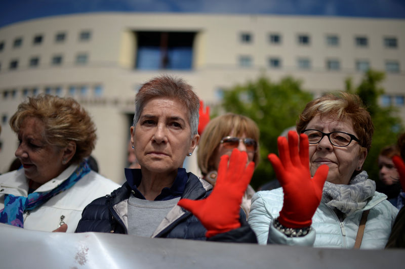 © Reuters. Protesto do lado de fora do tribunal de Navarra antes de veredicto sobre julgamento de estupro