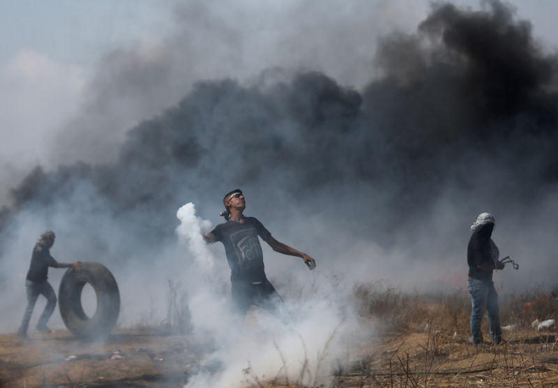 © Reuters. مسعفون: قوات إسرائيلية تقتل فلسطينيا في احتجاجات عند حدود غزة