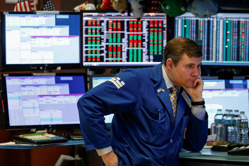 © Reuters. A trader works on the floor of the NYSE in New York