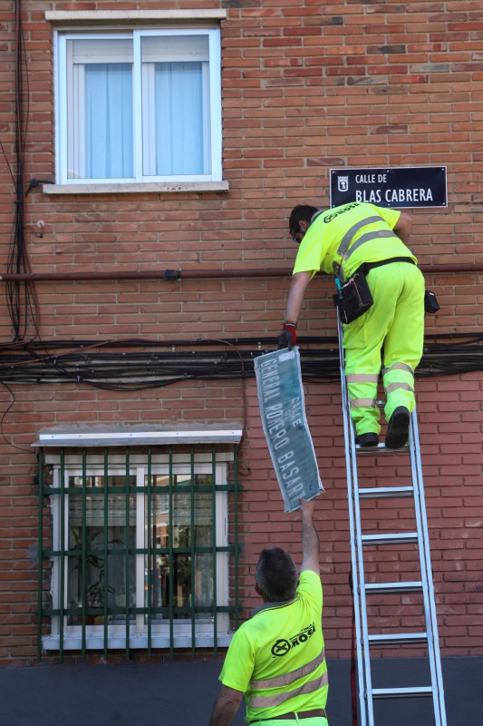© Reuters. Madrid elimina placas de calles con nombres de la era franquista