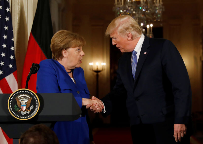 © Reuters. Trump e Merkel se reúnem na Casa Branca