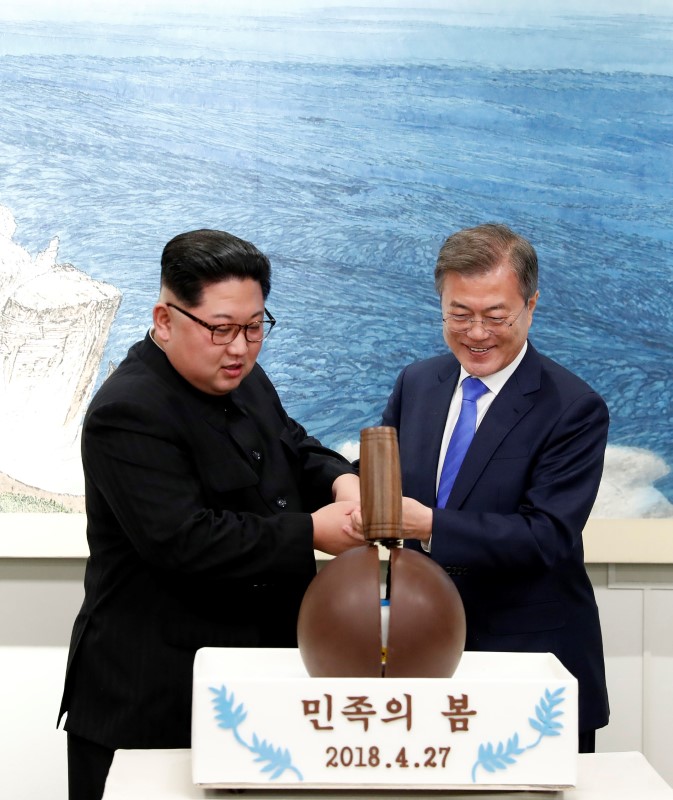 © Reuters. بعناق ونكات.. الزعيم الكوري الشمالي يسعى لتحسين صورته