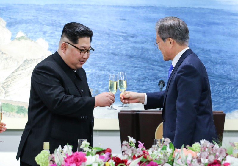 © Reuters. Presidente sul-coreano Moon Jae-in e líder norte-coreano Kim Jong Un durante cumprimento