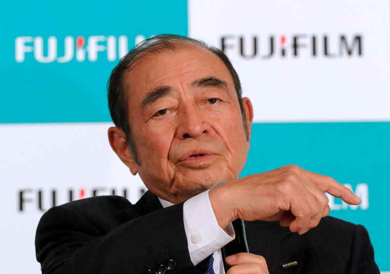 © Reuters. FILE PHOTO: Fujifilm Holdings' Chief Executive Officer Shigetaka Komori speaks at a news conference in Tokyo