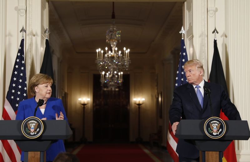 © Reuters. El presidente de Estados Unidos, Donald Trump, y la canciller alemana, Angela Merkel, celebran una conferencia de prensa conjunta en la Casa Blanca en Washington