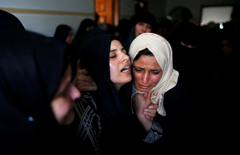 © Reuters. Palestinian mother of  Azam Ewidah,15, who was killed at the Israel-Gaza border, mourns during his funeral in the southern Gaza Strip
