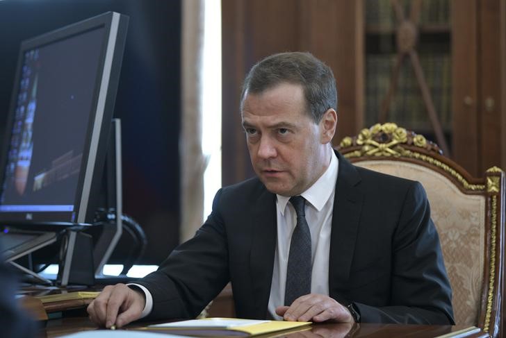 © Reuters. رئيس الوزراء الروسي يدعم تجريم الالتزام بالعقوبات الأمريكية