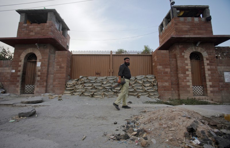 © Reuters. باكستان تنقل طبيبا مسجونا ساعد في تعقب بن لادن