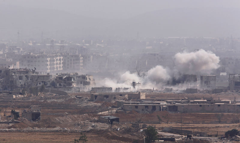 © Reuters. En la imagen se aprecia humo saliendo desde el campamento de refugiados palestinos de Yarmouk, en Damasco