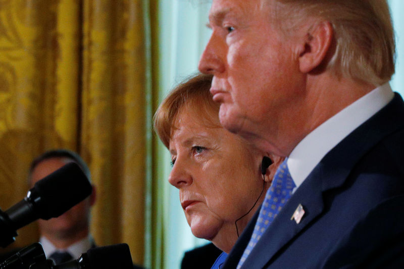 © Reuters. El presidente de Estados Unidos, Donald Trump, y la canciller alemana, Angela Merkel, ofrecen una conferencia de prensa conjunta en la Casa Blanca, en Washington