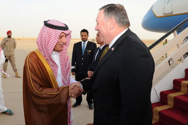 © Reuters. U.S. Secretary of State Mike Pompeo shake hands with Saudi Foreign Minister Adel Al-Jubeir in Riyadh