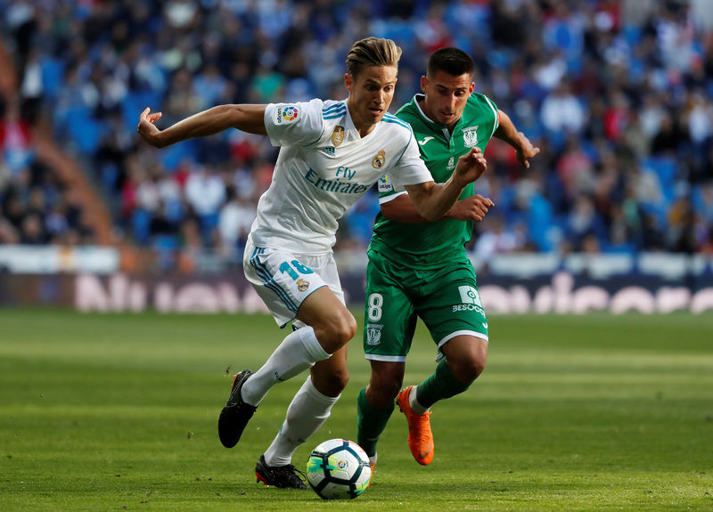 © Reuters. En la imagen se aprecia al futbolista Marcos Llorente del Real Madrid disputando un balón con Gabriel del Leganés, en un partido por la Liga Española de fútbol, el 28 de abril de 2018