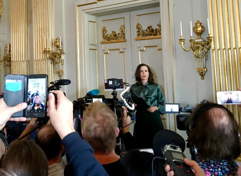 © Reuters. En la imagen de archivo, la secretaria permanente de la Academia Sueca, Sara Danius, anuncia al ganador del Premio Nobel de Literatura de 2017 en Estocolmo