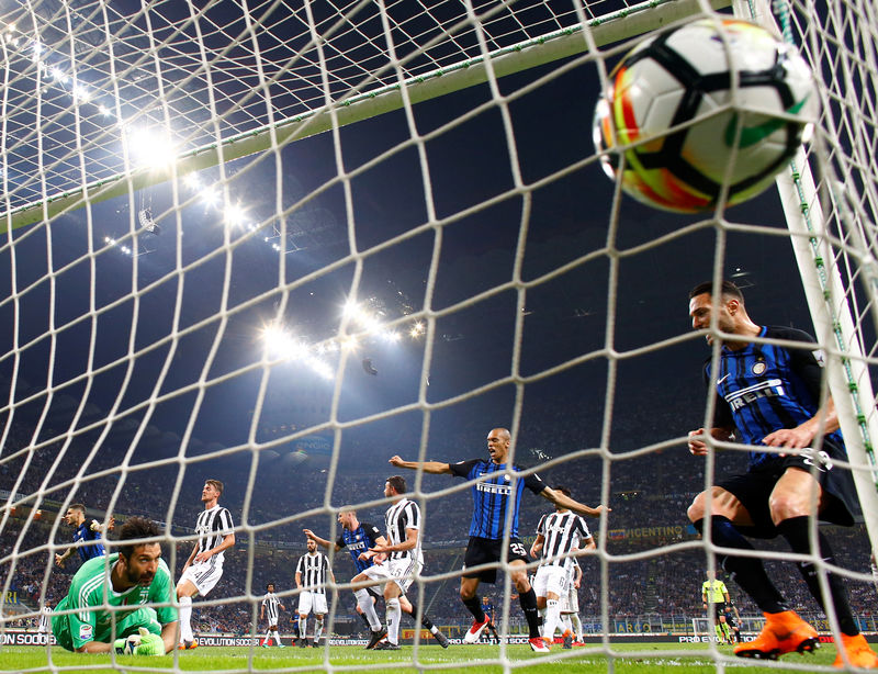© Reuters. يوفنتوس يحرز هدفين في آخر خمس دقائق ليهزم عشرة لاعبين من انترناسيونالي