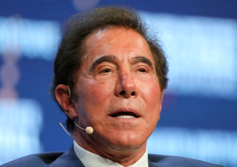 © Reuters. FILE PHOTO: Steve Wynn speaks during the Milken Institute Global Conference in Beverly Hills