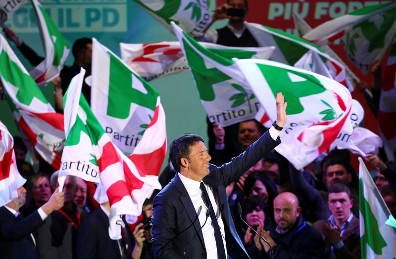 © Reuters. FILE PHOTO: Democratic Party's (PD) Renzi waves during the final rally ahead of the March 4 elections in Florence