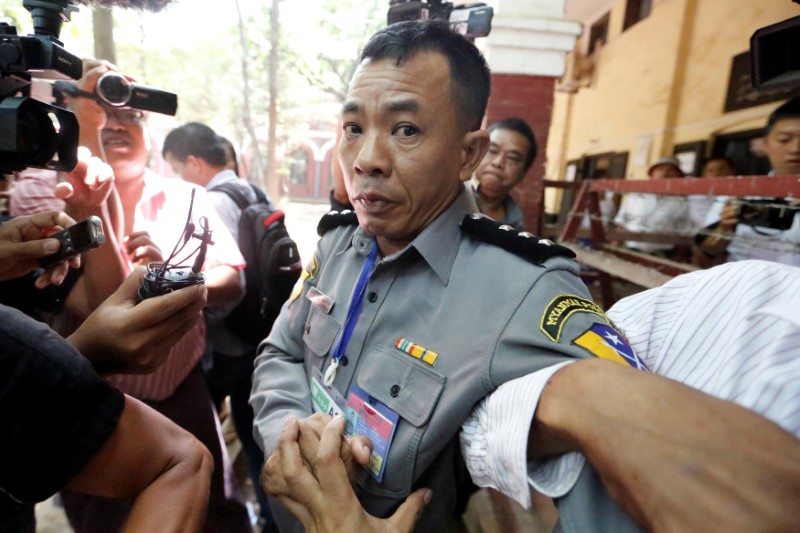 © Reuters. شرطة ميانمار: السجن لشرطي شهد بأن السلطات رتبت للإيقاع بمراسلي رويترز