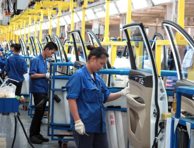 © Reuters. FILE PHOTO: Employees work at a production line inside a factory of Saic GM Wuling, in Liuzhou