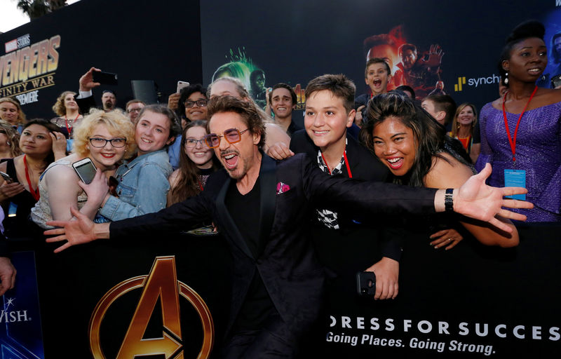 © Reuters. El actor Robert Downey Jr. posa junto a fans en el estreno de “Vengadores: Infinity War” en Los Angeles