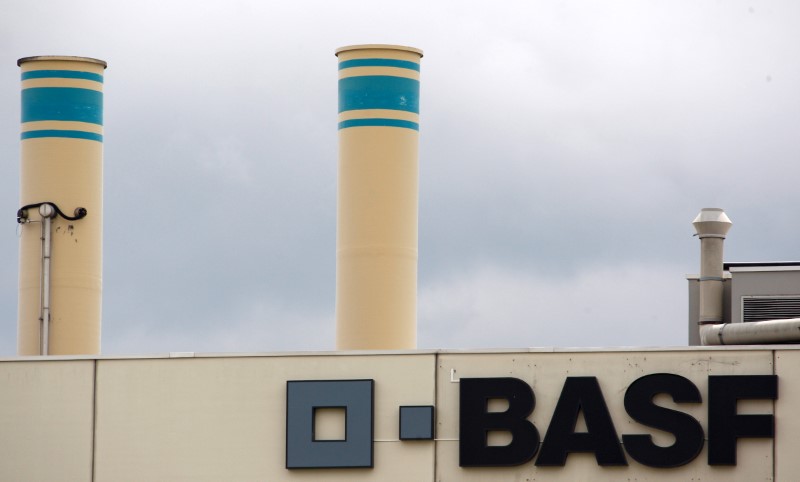 © Reuters. A logo is seen on the facade of the BASF plant in Schweizerhalle