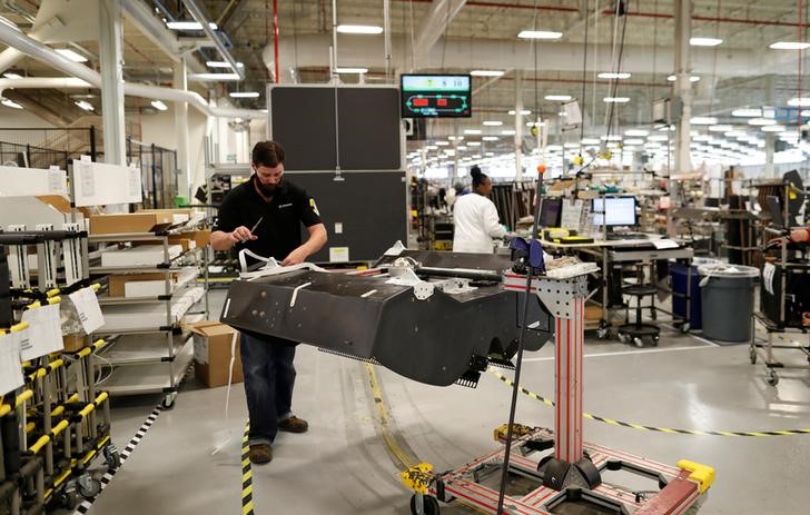 © Reuters. Funcionário da Boeing trabalham na área de montagem em Ladson, Estados Unidos