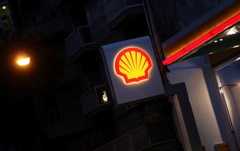 © Reuters. A Shell logo is seen at a gas station in Buenos Aires