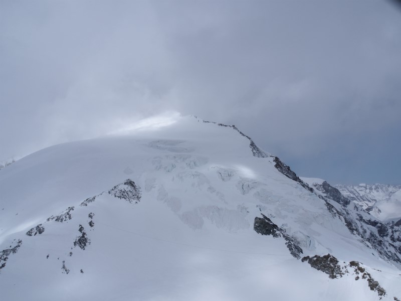 © Reuters. الشرطة: وفاة أربعة متسلقين في جبال الألب السويسرية