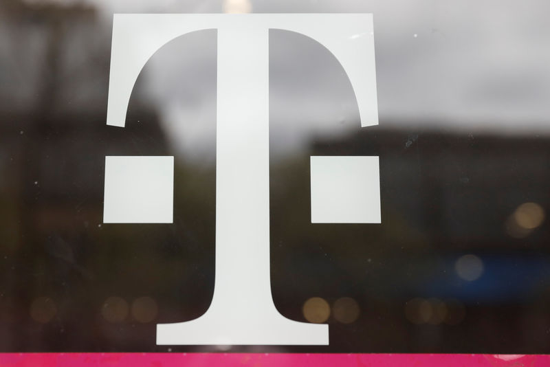 © Reuters. A T-Mobile logo is seen on the storefront door of a store in Manhattan
