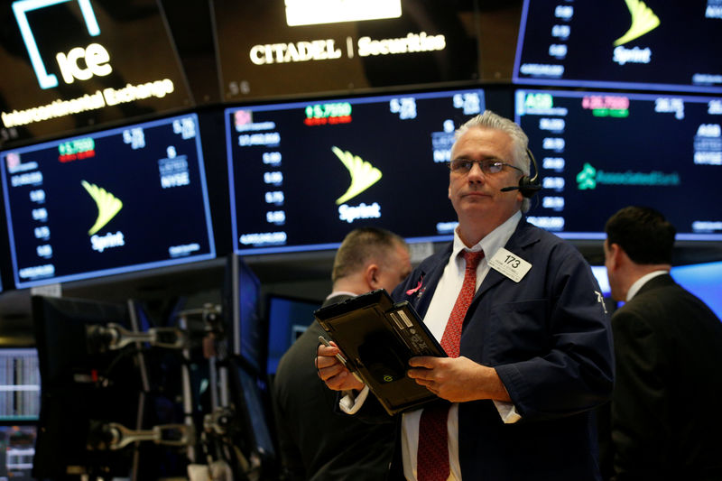 © Reuters. Traders work on the floor of the New York Stock Exchange, (NYSE) in New York