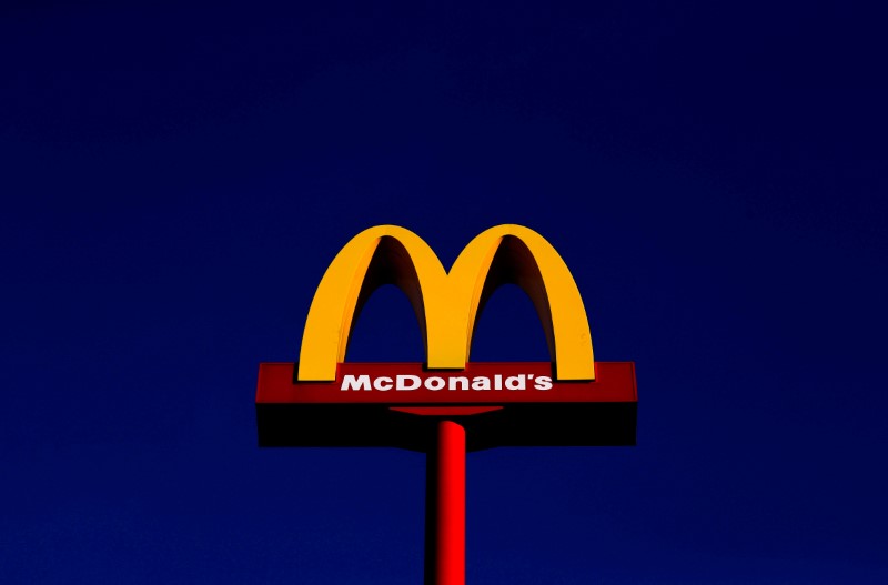 © Reuters. مبيعات مطاعم ماكدونالدز العالمية القائمة تفوق التوقعات في الربع/1