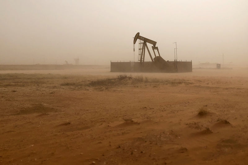 © Reuters. Pump jack lifts oil out of well during sandstorm in Midland