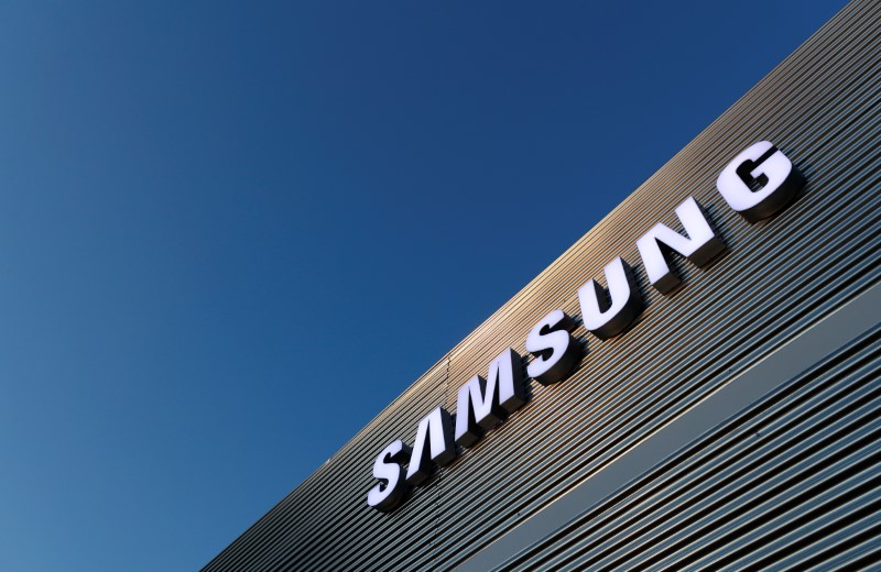 © Reuters. The logo of Samsung is seen on a building during the Mobile World Congress in Barcelona