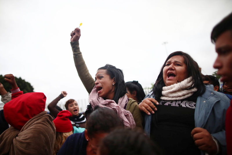 © Reuters. 8 من النساء والأطفال أول من يدخل أمريكا من "حافلات" المهاجرين