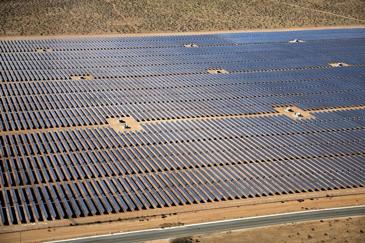 © Reuters. An array of solar panels is seen in the desert near Victorville