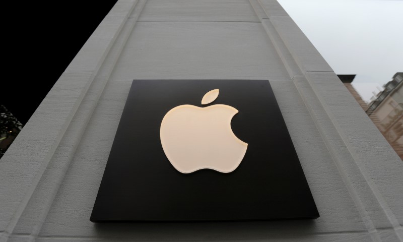© Reuters. The company's logo is seen outside Austria's first Apple store during a media preview in Vienna