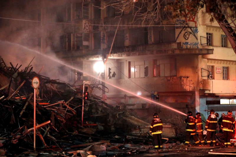 © Reuters. Edificio en llamas se derrumba en Sao Paulo, reportan un muerto y tres desaparecidos