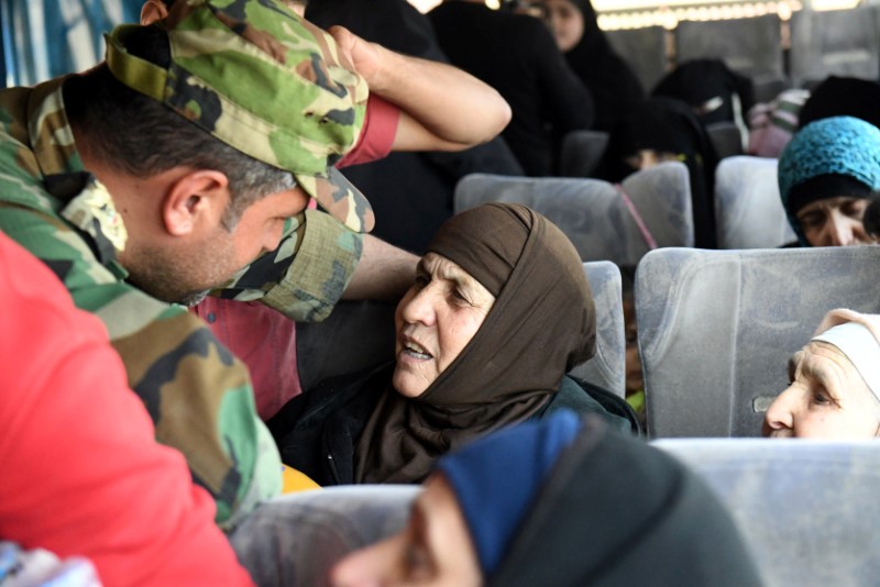 © Reuters. مقاتلون يبدأون مغادرة جيب جنوبي دمشق ويطلقون سراح رهائن