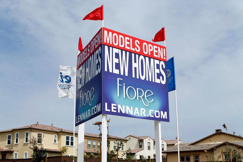 © Reuters. FILE PHOTO: Newly constructed houses built by Lennar Corp in Leucadia California