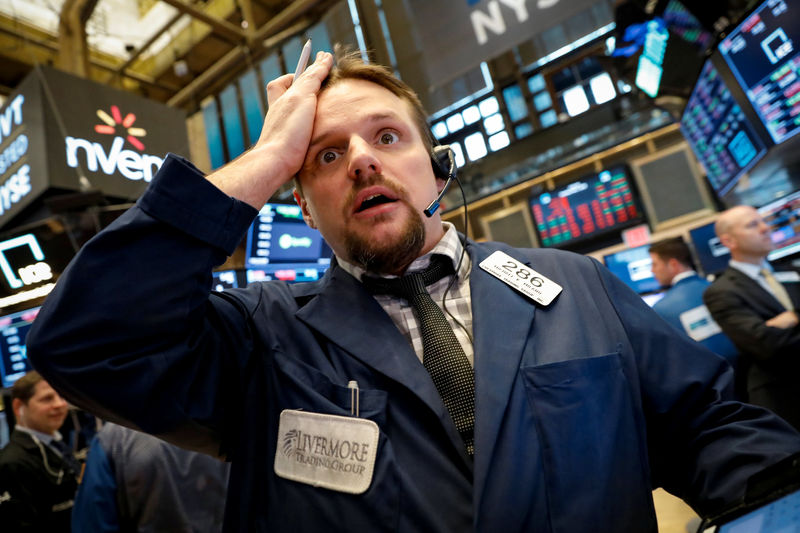 © Reuters. Traders work on the floor of the NYSE in New York