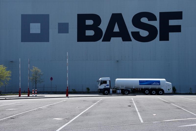 © Reuters. FILE PHOTO: A truck drives past a warehouse of German chemical company BASF in Ludwigshafen