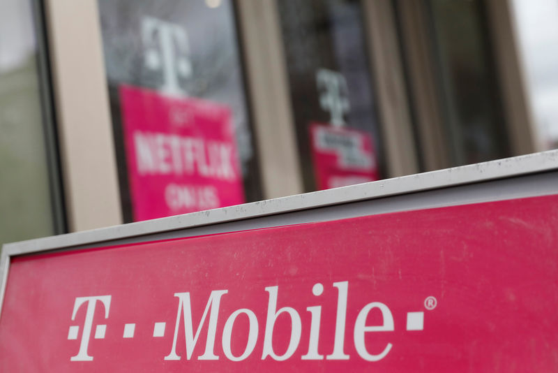 © Reuters. A sign for a T-Mobile store is seen in Manhattan, New York