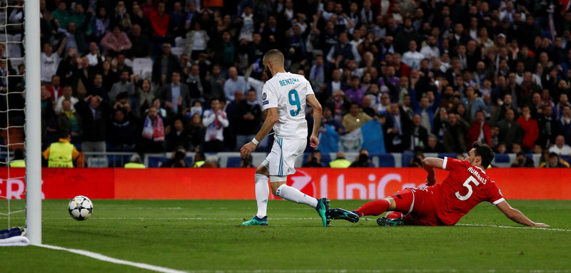 © Reuters. El delantero del Real Madrid Karim Benzema marca ante el Bayern Munich