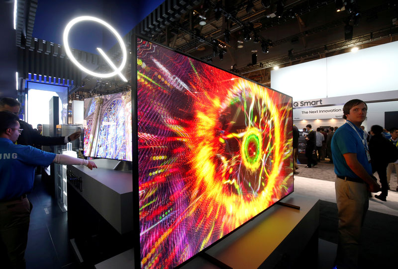 © Reuters. FILE PHOTO: Samsung QLED televisions are displayed during the 2017 CES in Las Vegas
