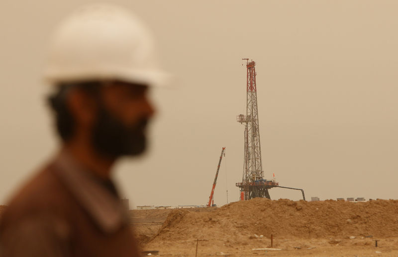 © Reuters. Drilling equipment is seen at the Sindbad oil field near the Iraqi-Iranian border in Basra