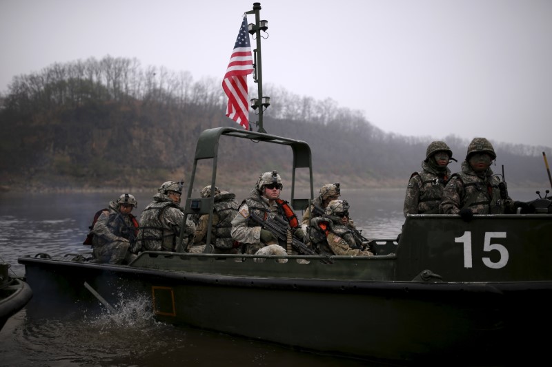 © Reuters. U.S. army soldiers take part in U.S.-South Korea joint river-crossing exercise near demilitarized zone separating two Koreas in Yeoncheon