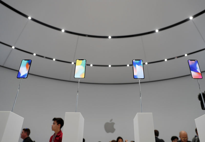 © Reuters. FILE PHOTO: Apple iPhone X samples are displayed during a product launch event in Cupertino