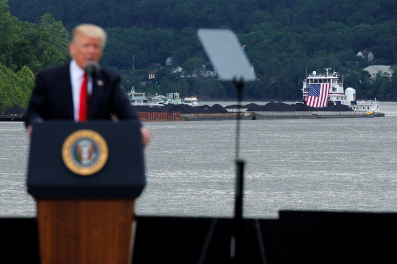 © Reuters. A coal barge on the Ohio River provides a backdrop as Trump delivers remarks in Cincinnati