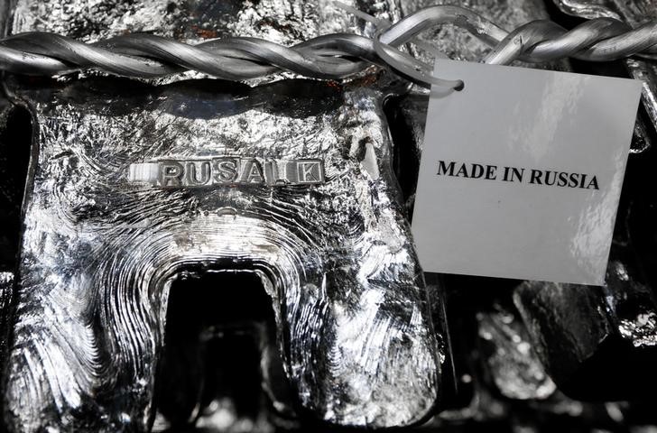 © Reuters. Pure aluminium ingots are seen stored at the foundry shop of the Rusal Krasnoyarsk aluminium smelter in the Siberian city of Krasnoyarsk