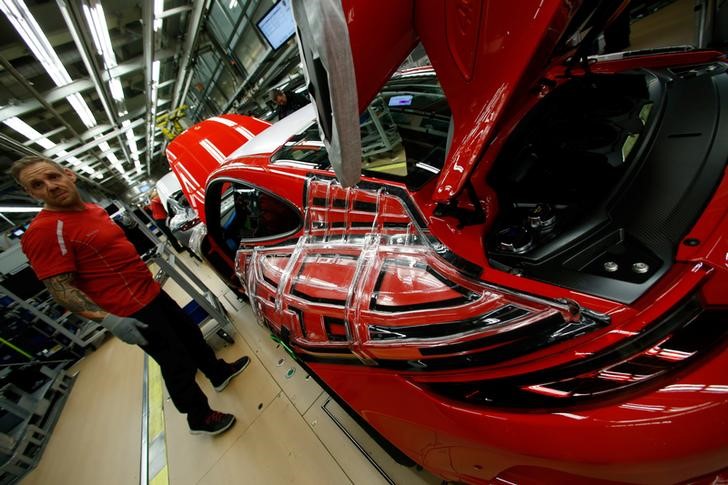 © Reuters. An employee of German car manufacturer Porsche works on a Porsche 911 GT3 RS at the Porsche factory in Stuttgart-Zuffenhausen